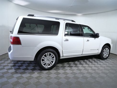 Used 2013 Lincoln Navigator L 4WD image 9