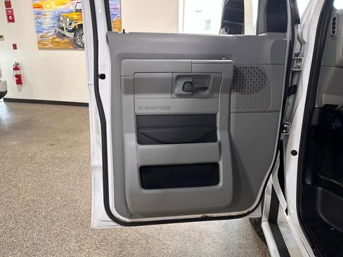 Used 2015 Ford E-350 and Econoline 350 Super Duty image 17