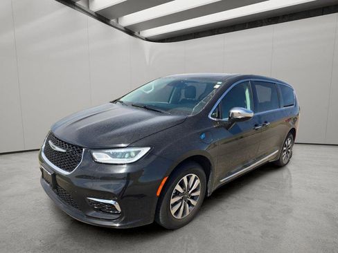 Used 2023 Chrysler Pacifica Limited image 1