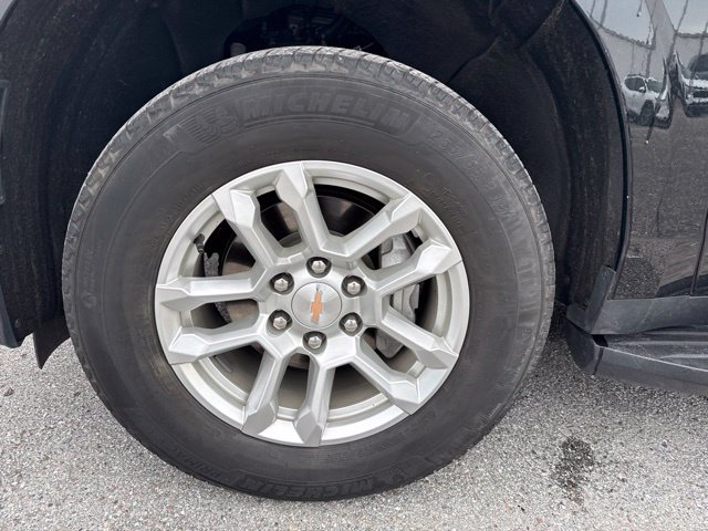 Used 2025 Chevrolet Suburban LT RWD image 9