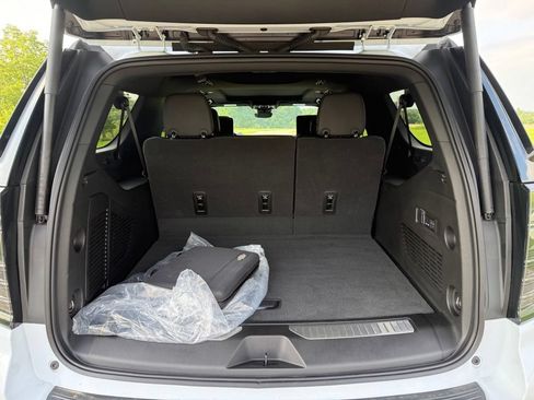 Used 2026 Chevrolet Suburban High Country AWD/4WD image 6