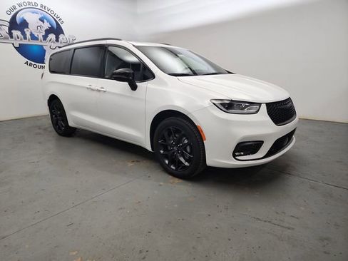 New 2026 Chrysler Pacifica Limited w/ S Appearance Package AWD/4WD image 11