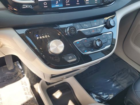 Used 2024 Chrysler Pacifica Touring-L image 24