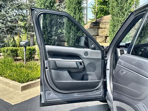 Certified 2025 Land Rover Discovery S image 17