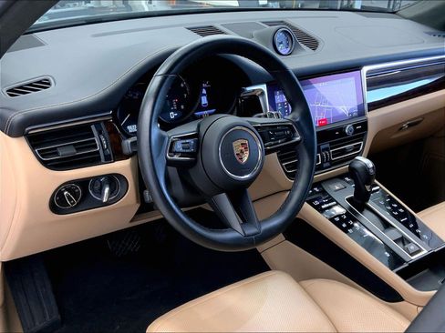 Certified 2024 Porsche Macan AWD/4WD image 4