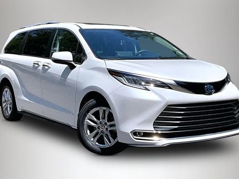 Used 2022 Toyota Sienna Limited AWD/4WD image 2