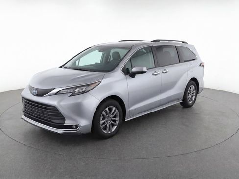 Used 2025 Toyota Sienna XLE FWD image 3