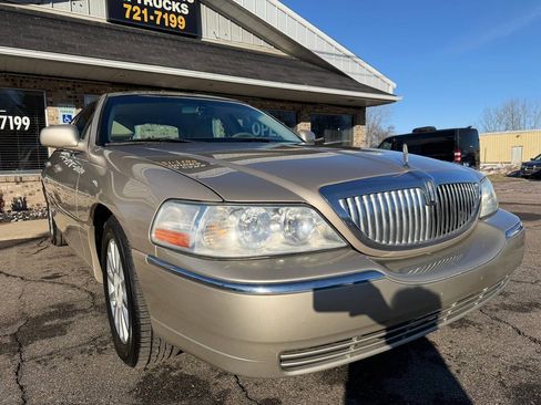 Used 2006 Lincoln Town Car Signature image 1