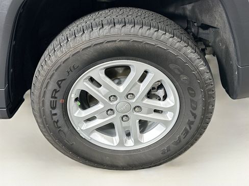 Used 2023 Jeep Grand Cherokee Laredo AWD/4WD image 11