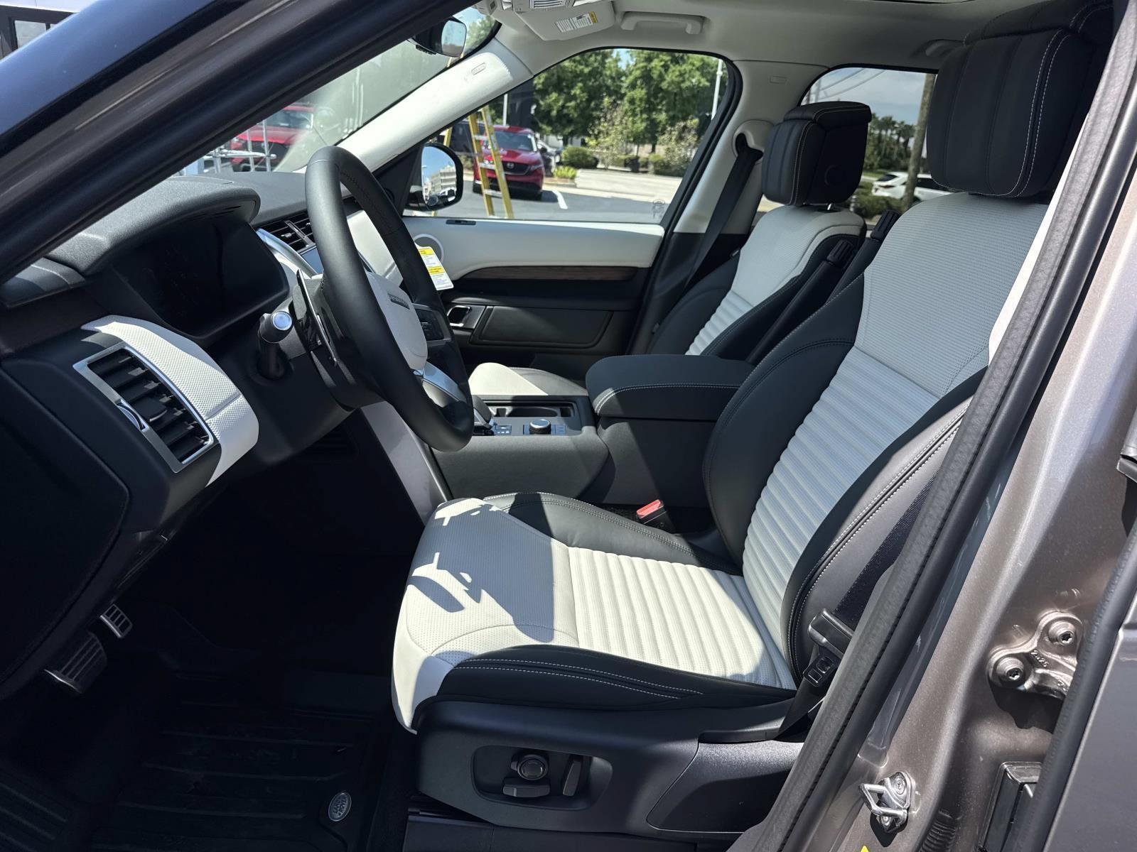 New 2026 Land Rover Discovery Dynamic SE AWD/4WD image 9