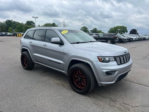 Used 2019 Jeep Grand Cherokee Altitude AWD/4WD image 3