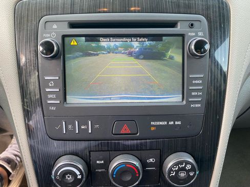 Used 2017 Chevrolet Traverse LT w/ Style and Technology Package FWD image 16