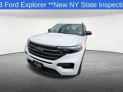 Used 2023 Ford Explorer XLT AWD/4WD image 3