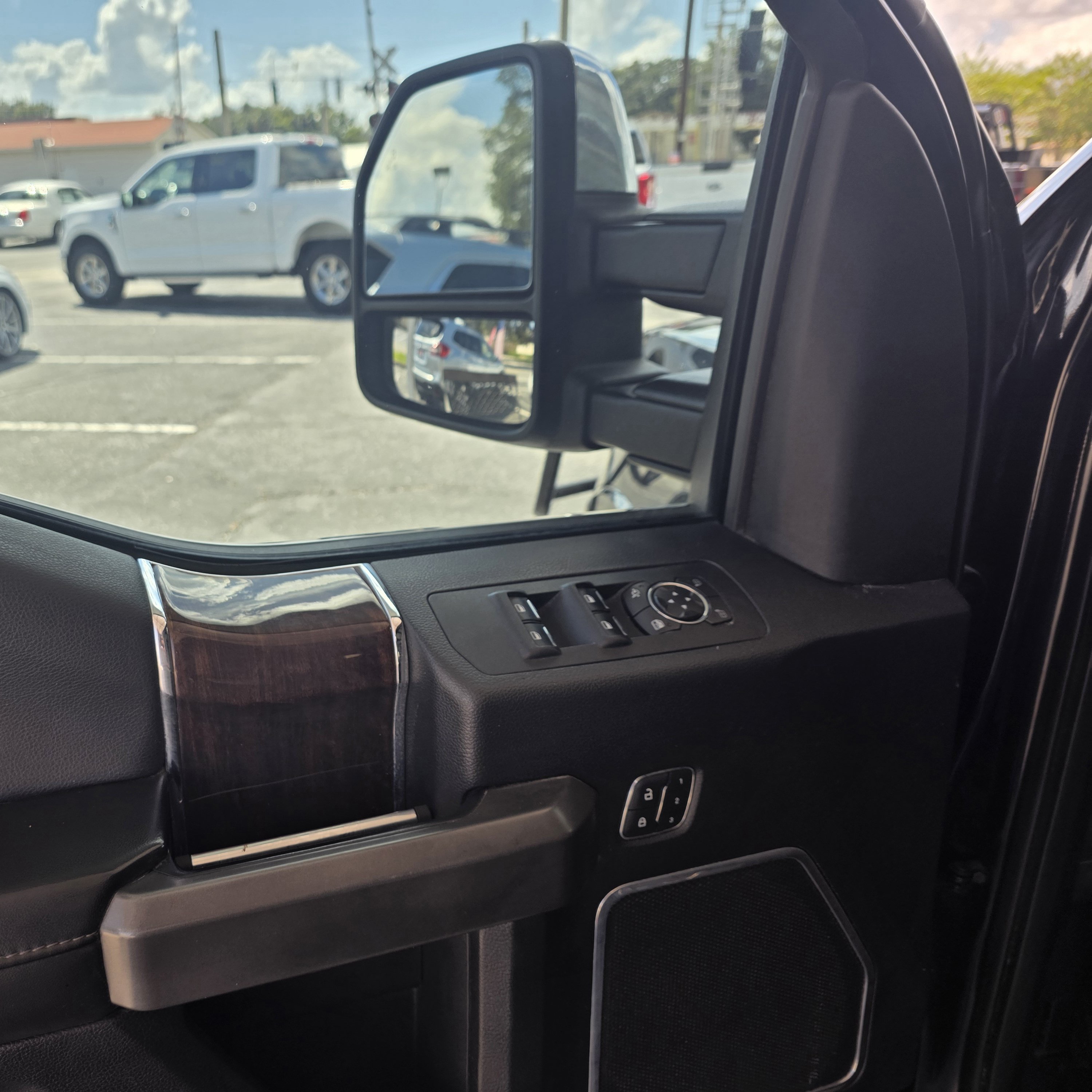 Used 2015 Ford F150 Platinum w/ Equipment Group 701A Luxury AWD/4WD image 13