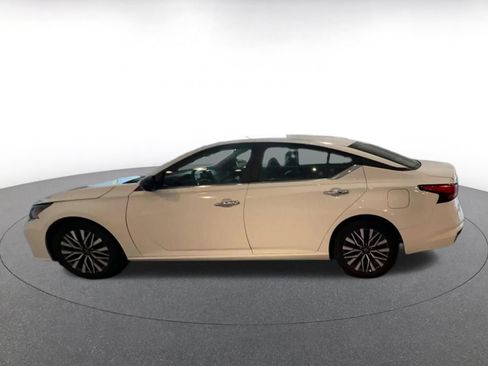 Used 2025 Nissan Altima 2.5 SV FWD image 8
