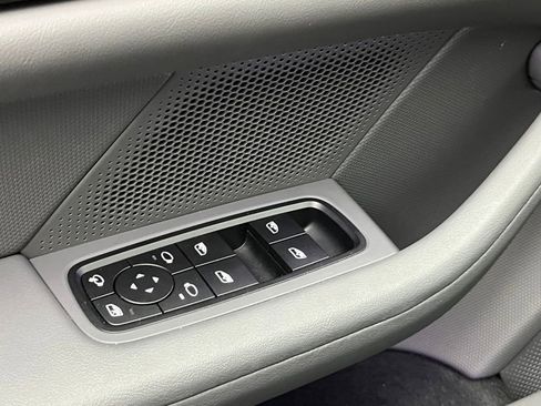 Used 2022 Porsche Taycan image 21