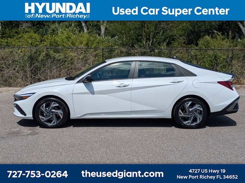 Used 2025 Hyundai Elantra Sport FWD image 2