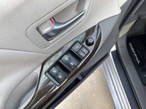 Used 2018 Toyota Sienna XLE w/ XLE Navigation Package FWD image 11
