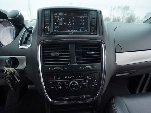 Used 2017 Dodge Grand Caravan GT image 28