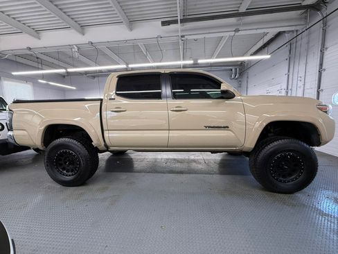 Used 2017 Toyota Tacoma SR5 w/ Tow Package AWD/4WD image 6