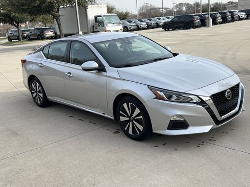 Used 2021 Nissan Altima 2.5 SV image 2