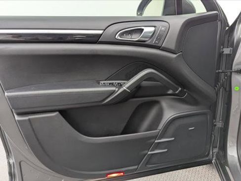 Used 2016 Porsche Cayenne AWD/4WD image 13