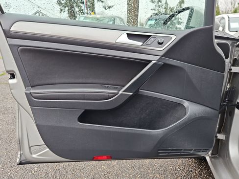 Used 2015 Volkswagen Golf TDI S image 9