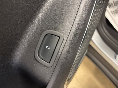 Used 2025 Buick Enclave Preferred image 36