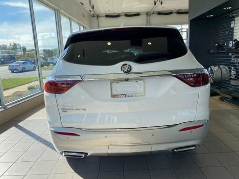 Used 2024 Buick Enclave Essence image 7
