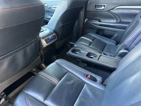 Used 2019 Toyota Highlander SE image 11