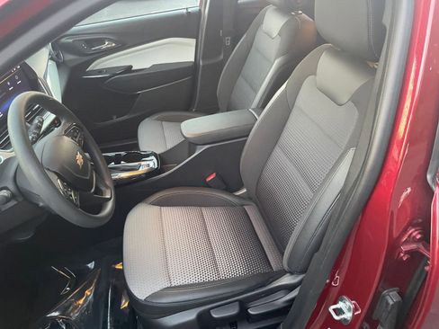 Used 2025 Chevrolet Trax LT image 32