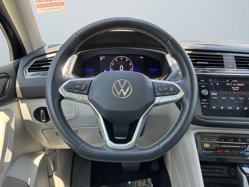 Used 2023 Volkswagen Tiguan SE w/ Panoramic Sunroof Package FWD image 11