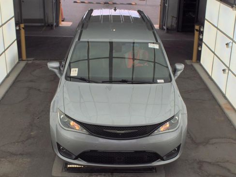 Used 2018 Chrysler Pacifica Touring-L Plus w/ Advanced Safetytec Group FWD image 2