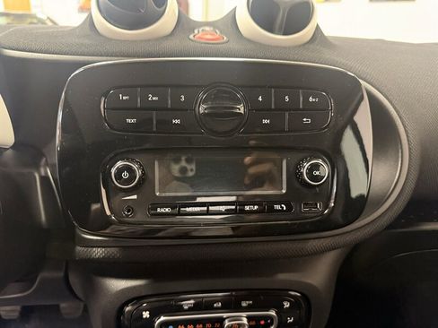 Used 2016 smart fortwo pure RWD image 22