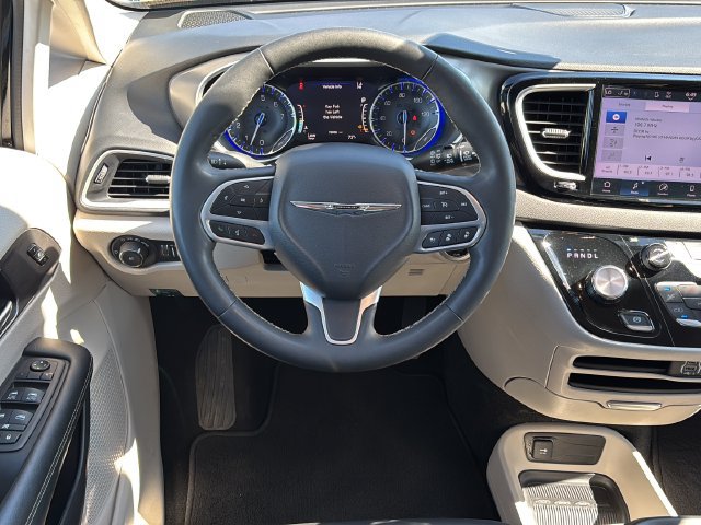 Used 2024 Chrysler Pacifica Touring-L FWD image 13