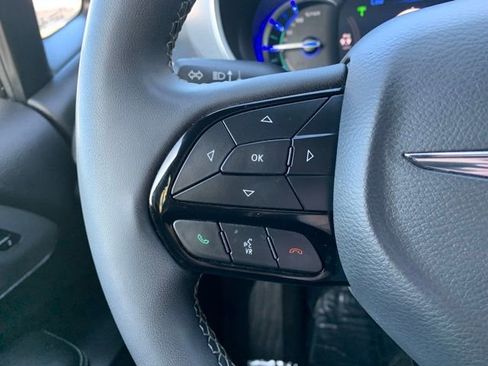 Used 2022 Chrysler Pacifica Touring-L w/ Uconnect Theater Family Group image 25