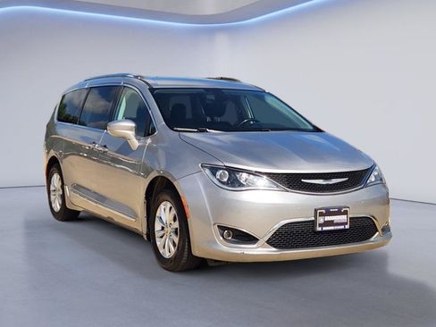 Used 2018 Chrysler Pacifica Touring-L FWD image 3