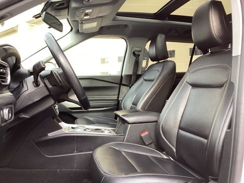 Used 2021 Ford Explorer XLT w/ Equipment Group 202A image 9