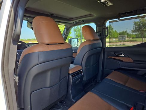 Used 2024 Lexus GX 550 w/ Accessory Package (31) AWD/4WD image 17