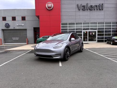 Used 2025 Tesla Model Y Performance AWD/4WD image 1