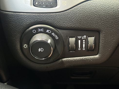 Used 2018 Jeep Cherokee Latitude Plus w/ Cold Weather Group AWD/4WD image 31