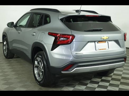 Used 2025 Chevrolet Trax LT w/ Driver Confidence Package FWD image 16