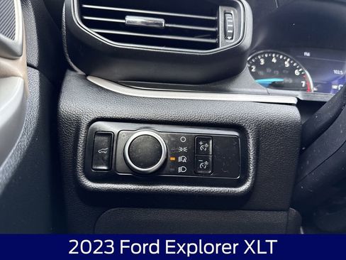 Used 2023 Ford Explorer XLT AWD/4WD image 27