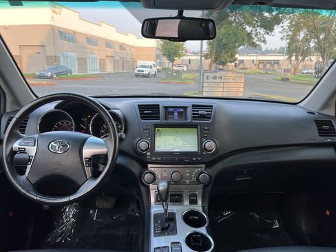 Used 2011 Toyota Highlander SE w/ Tow Pkg AWD/4WD image 12