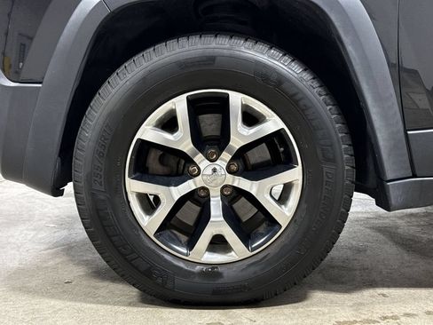Used 2016 Jeep Cherokee Trailhawk AWD/4WD image 27
