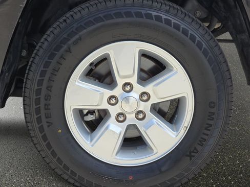 Used 2010 Jeep Liberty Sport RWD image 32