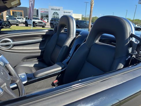 Used 2004 Chevrolet SSR w/ Preferred Equipment Group image 17