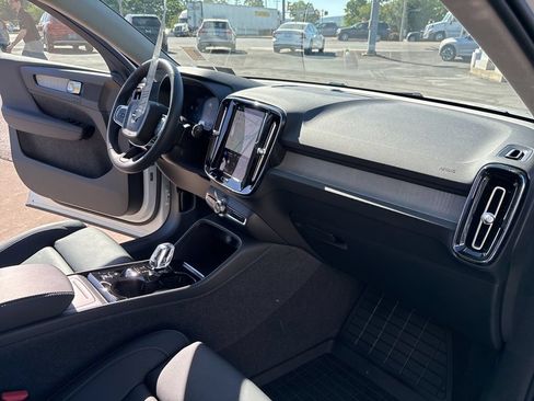 Certified 2024 Volvo XC40 B5 Plus w/ Climate Package AWD/4WD image 33