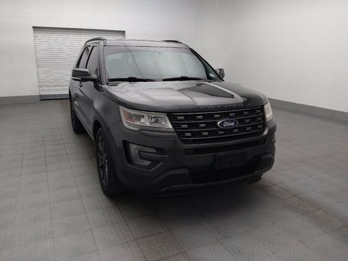 Used 2017 Ford Explorer XLT w/ Equipment Group 202A FWD image 14