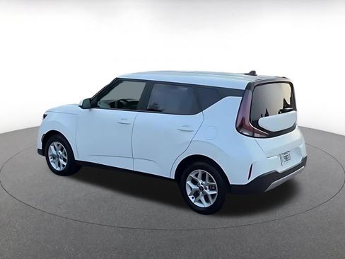 Used 2025 Kia Soul LX w/ LX Technology Package FWD image 8